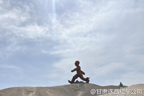 我們帶了兩個(gè)行李箱，轎車后備箱放得下嗎？  