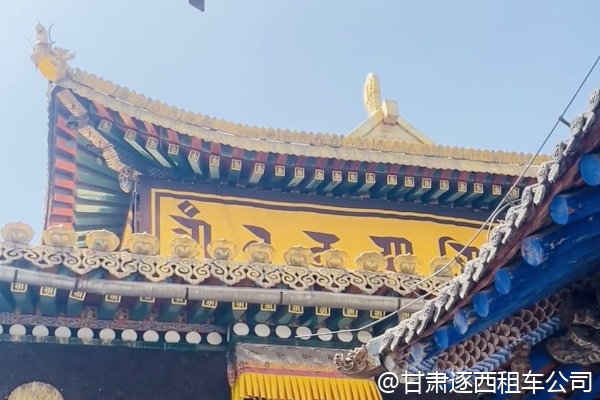 公司接待用考斯特，車內(nèi)能放行李嗎？最多幾個箱子？  